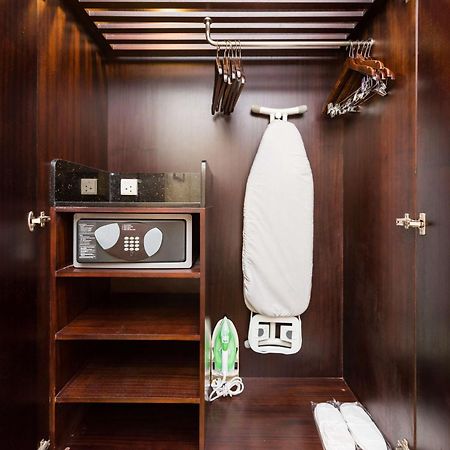 Radisson Blu Towers Kaushambi Delhi Ncr Hotell Ghaziabad Eksteriør bilde A hotel room wardrobe with a safe