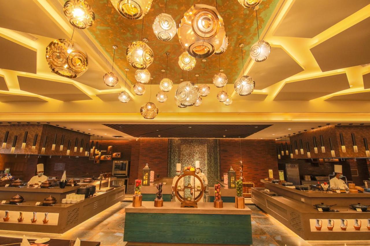 Radisson Blu Towers Kaushambi Delhi Ncr Hotell Ghaziabad Eksteriør bilde The buffet at the hotel