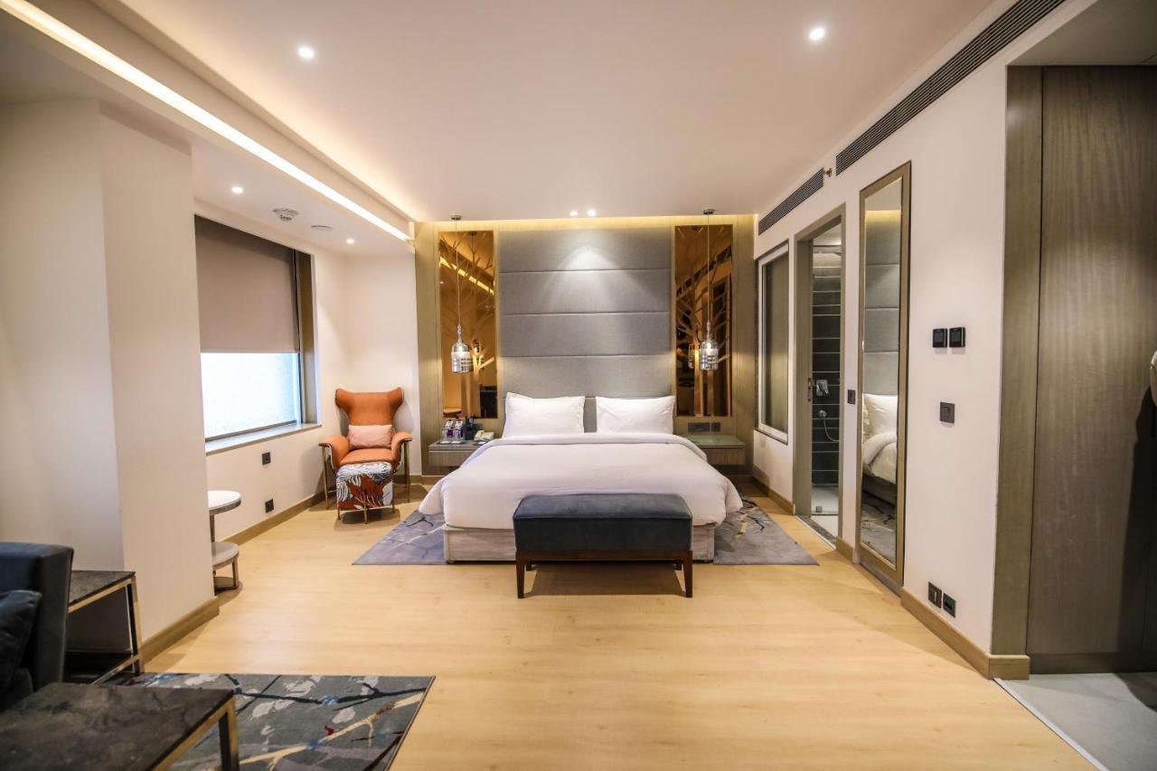 Radisson Blu Towers Kaushambi Delhi Ncr Hotell Ghaziabad Eksteriør bilde A bedroom at the hotel