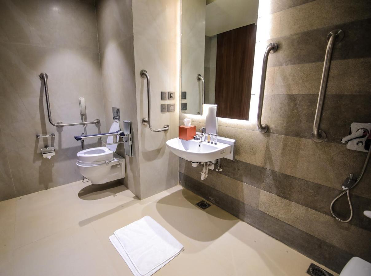 Radisson Blu Towers Kaushambi Delhi Ncr Hotell Ghaziabad Eksteriør bilde Disabled toilet with a disabled shower