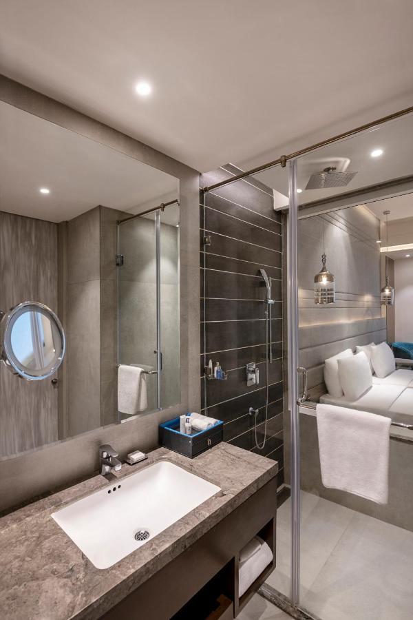 Radisson Blu Towers Kaushambi Delhi Ncr Hotell Ghaziabad Eksteriør bilde A bathroom on board