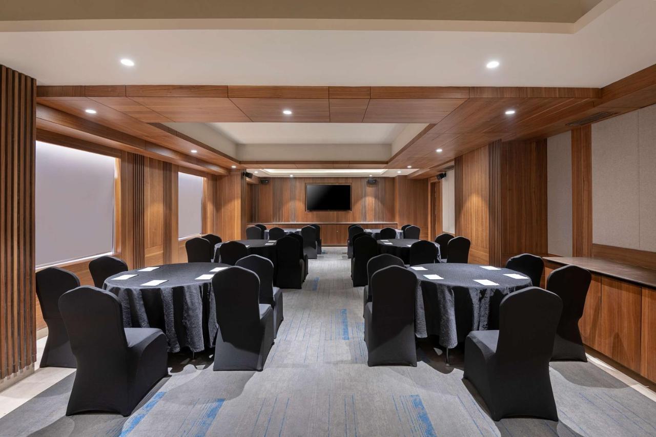Radisson Blu Towers Kaushambi Delhi Ncr Hotell Ghaziabad Eksteriør bilde Meeting room at the hotel