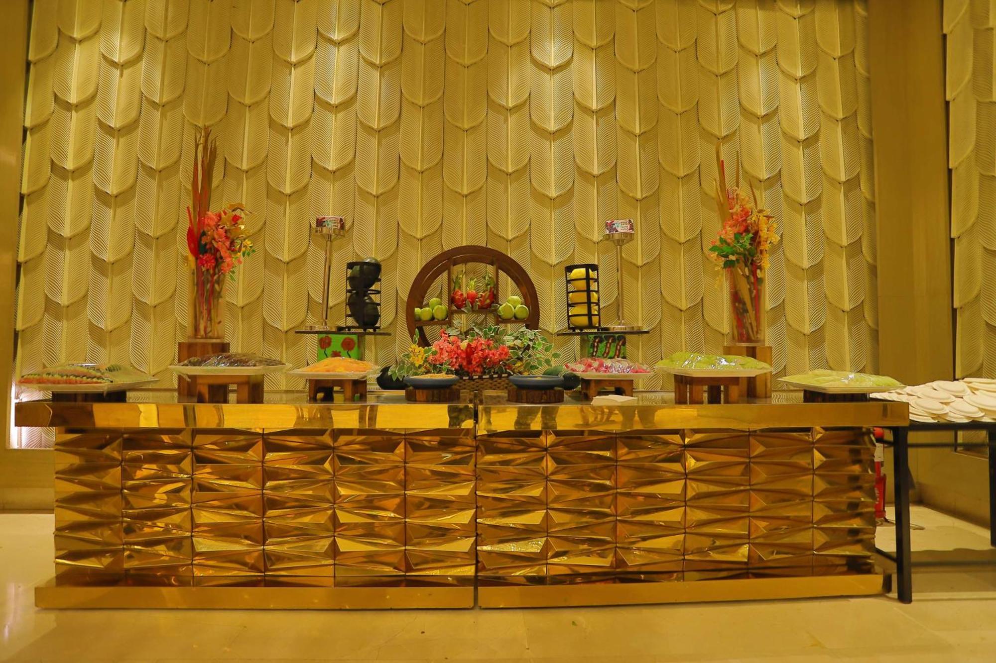 Radisson Blu Towers Kaushambi Delhi Ncr Hotell Ghaziabad Eksteriør bilde A Buddhist altar