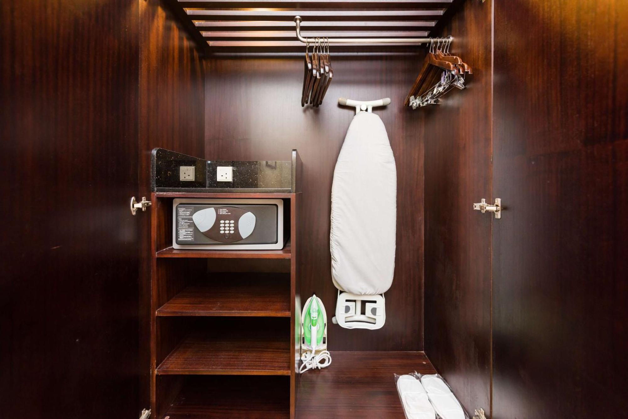 Radisson Blu Towers Kaushambi Delhi Ncr Hotell Ghaziabad Eksteriør bilde A hotel room wardrobe with a safe