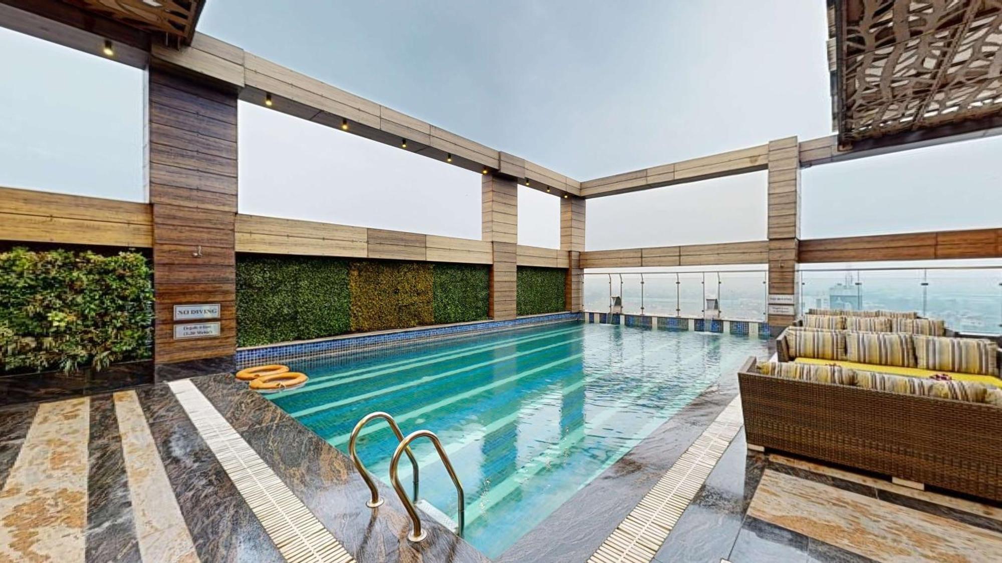 Radisson Blu Towers Kaushambi Delhi Ncr Hotell Ghaziabad Eksteriør bilde The swimming pool at the hotel