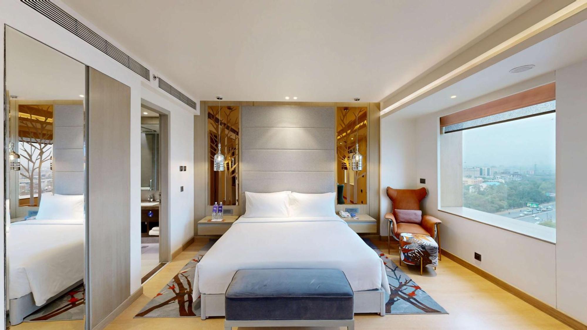 Radisson Blu Towers Kaushambi Delhi Ncr Hotell Ghaziabad Eksteriør bilde A bedroom at the hotel