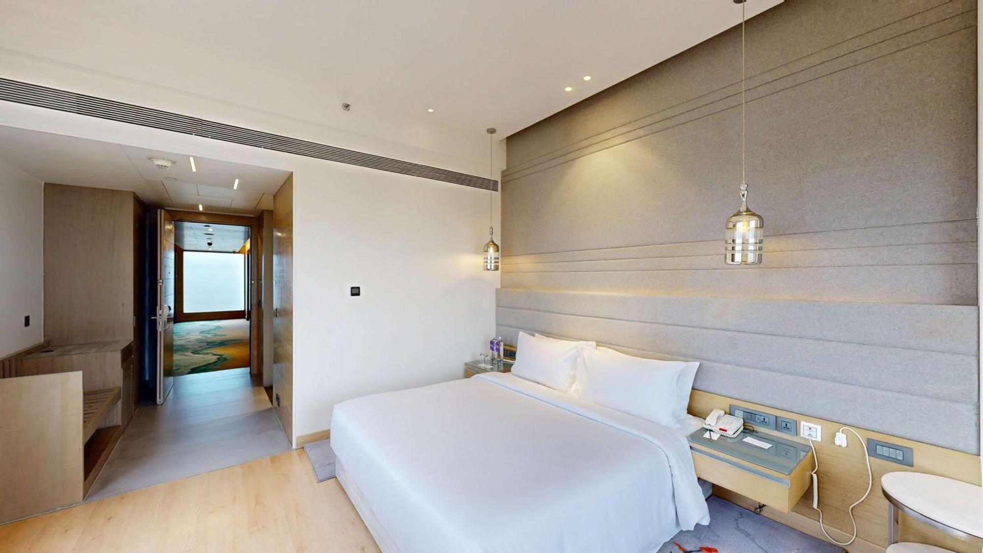 Radisson Blu Towers Kaushambi Delhi Ncr Hotell Ghaziabad Eksteriør bilde A bedroom at the hotel