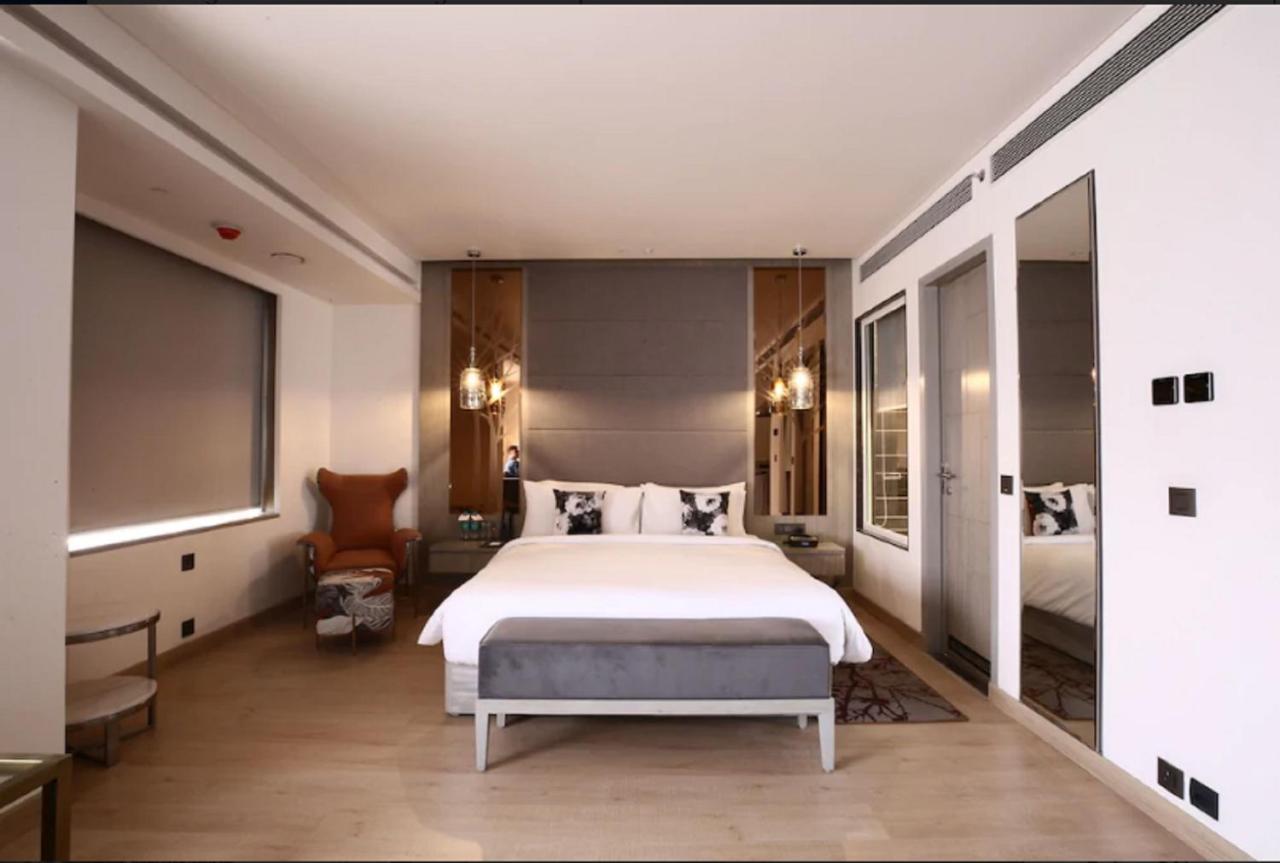Radisson Blu Towers Kaushambi Delhi Ncr Hotell Ghaziabad Eksteriør bilde A bedroom at the hotel